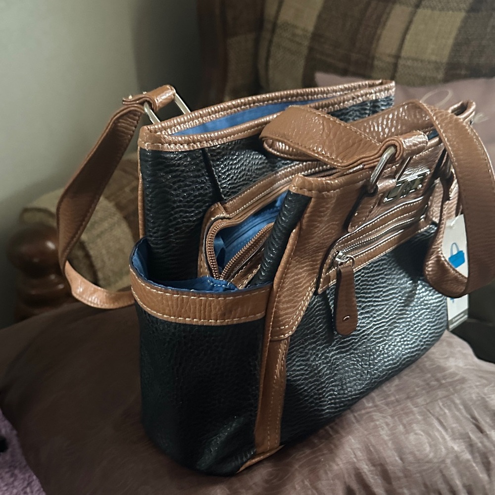 Elegant Black and Tan Handbag - Picture 2 of 5